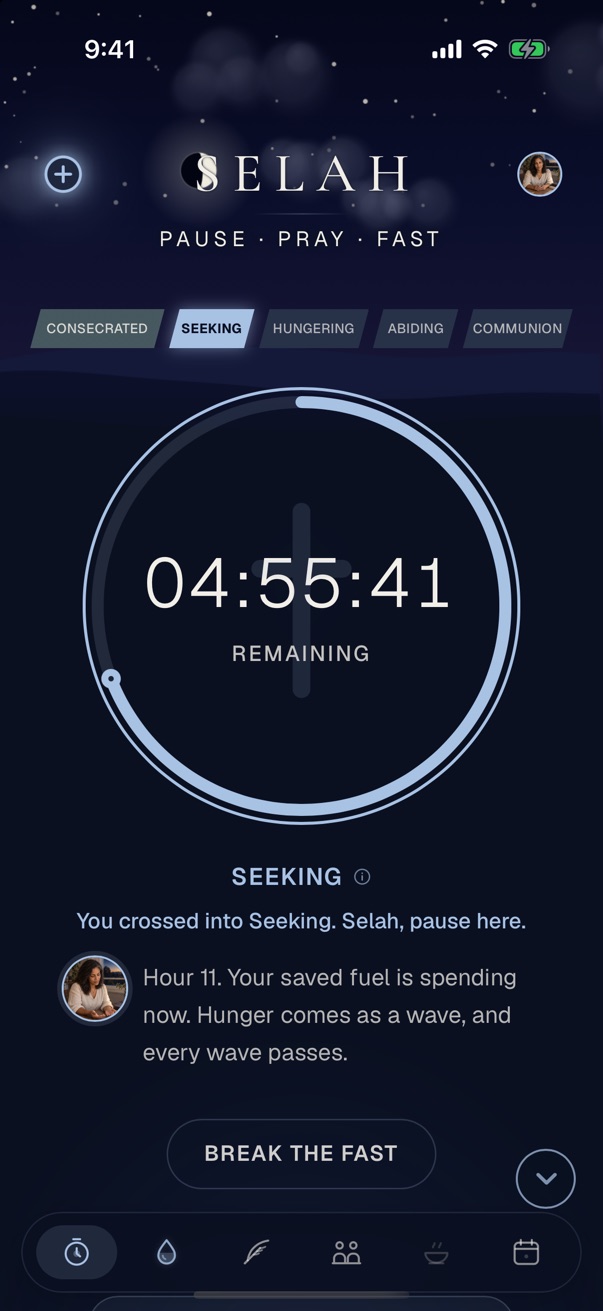 The Fast room at night: a glowing ring around 04:55:41 remaining, the stage Seeking, and a Break the Fast button.