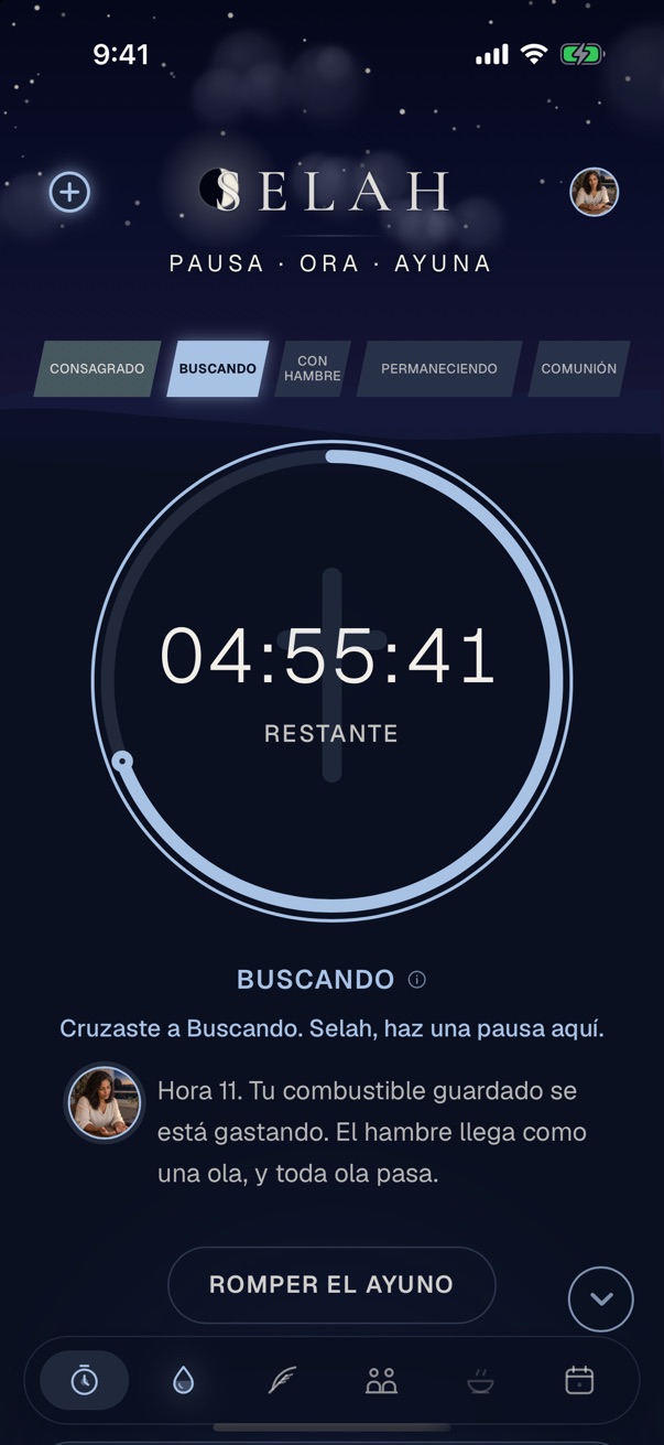 La misma sala de ayuno de noche, con el cielo a la luz de la luna y el anillo pálido.